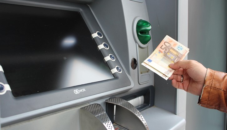 Превалутирането се извършва по официалния фиксиран валутен курс на БНБ