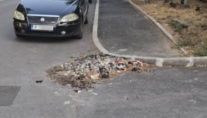 Боклуците са нахвърляни на пътя край блок 5