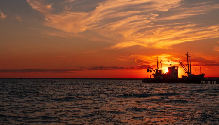 Засегнати са 135 петролни танкера