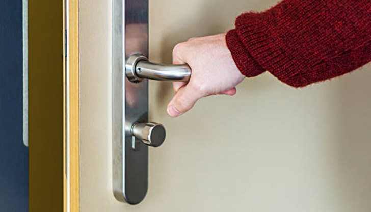 Нанесени са щети с метален лост по входната врата на жилището