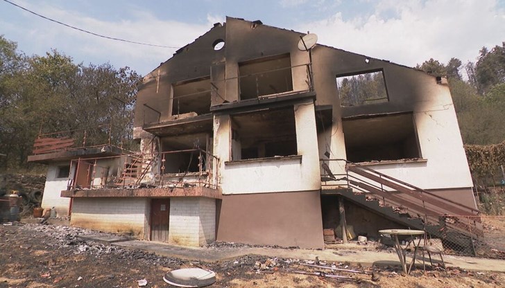 Най-засегнато от огнената стихия е село Рани луг, където са изпепелени около 20 къщи