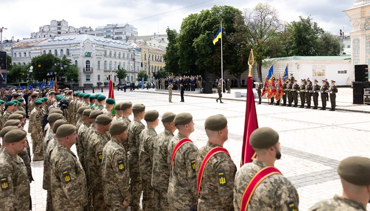 Новият закон позволява едногодишни договори за небойни позиции при доброволно желание