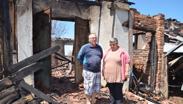 Изгоряха кравефермата, 20 кошера с пчели и 3000 бали сено - спасени са животните