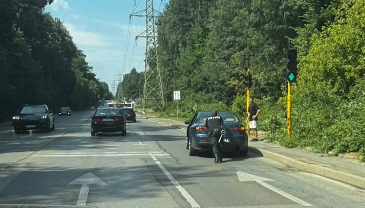 Униформеният показа човечност и готовност да помогне на гражданин в нужда Униформеният показа човечност и готовност да помогне на гражданин в нужда
