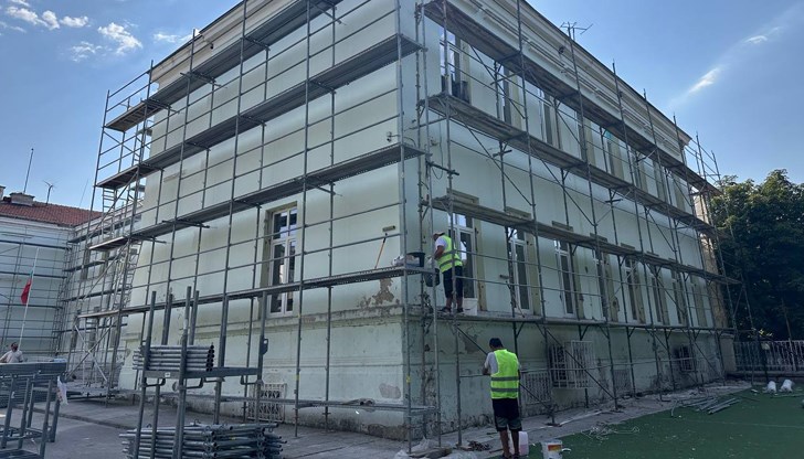 Заместник-кметът Енчо Енчев провери хода на ремонта в ОУ "Отец Паисий"