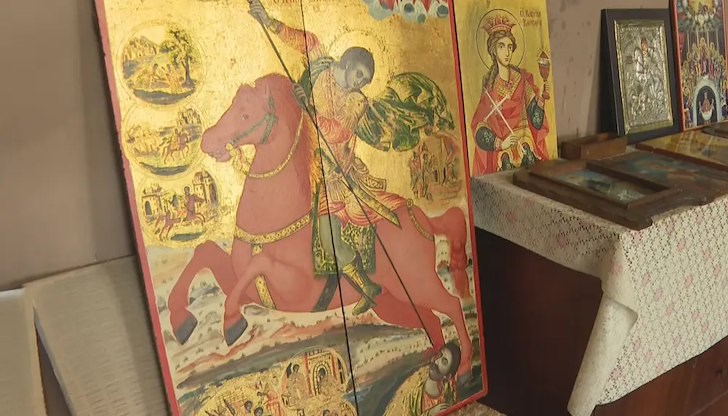 Безценна икона на свети Димитър, съхранявана с десетилетия, оживя след реставрация и вече посреща вярващи в храм „Св. Иван Рилски“