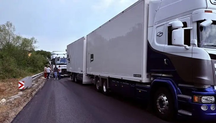 Пътят край Видин е блокиран, няма сериозно пострадали Пътят край Видин е блокиран, няма сериозно пострадали