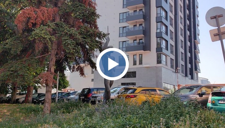 По творбата има следи от опити да се реже бронза