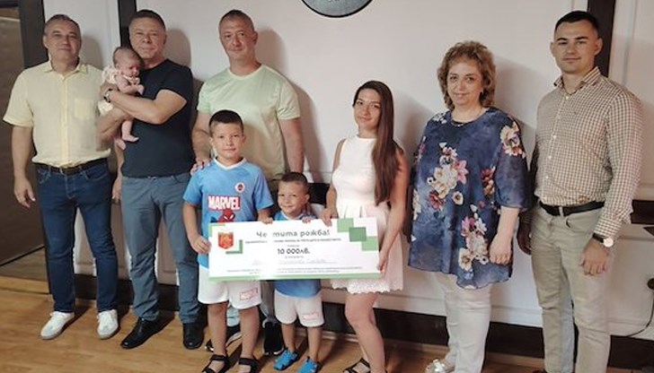 Зъболекарят Мария Славева и военният Сивелин са родители на двумесечната Йоана Зъболекарят Мария Славева и военният Сивелин са родители на двумесечната Йоана