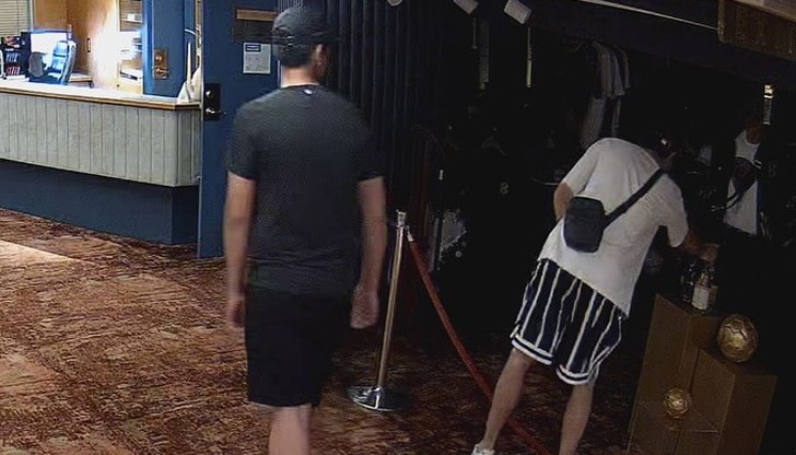 Кадрите показват как двама мъже напускат с продукт без да го платят