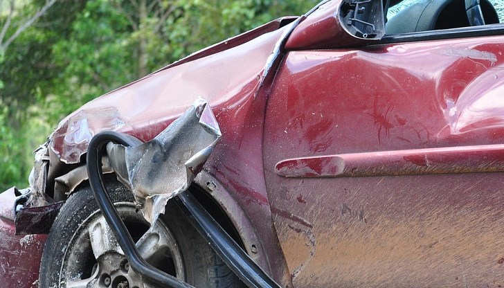 54-годишната шофьорка се е блъснала в дърво 54-годишната шофьорка се е блъснала в дърво