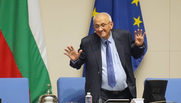 Министърът поясни, че търговските дружества формират своята финансова политика