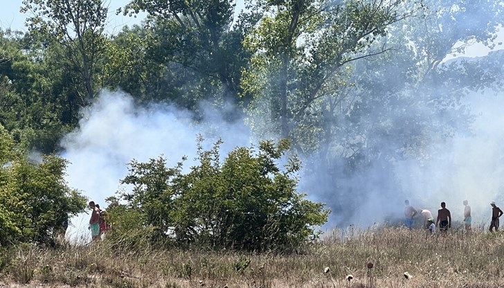 Цигара предизвика пожар край плаж "Градина"