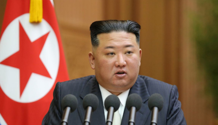 Лидерът на Северна Корея лично наблюдава мащабно учение и изисква