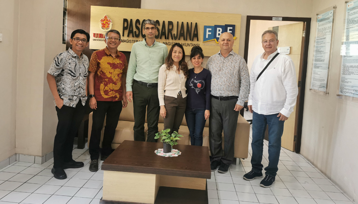 Делегация от Ангел Кънчев посети Университета на Сурабая по програма