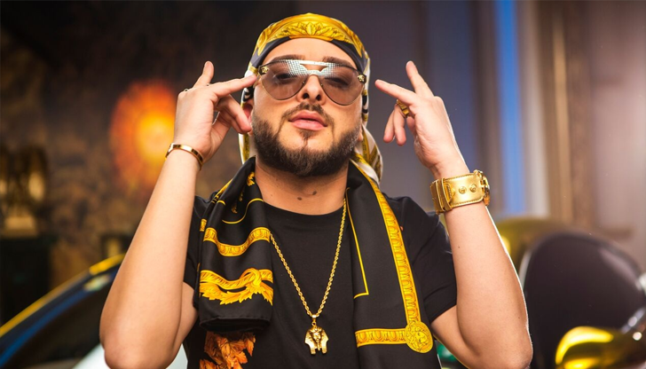 Събитието се мести на площада пред Съдебната палата с богата