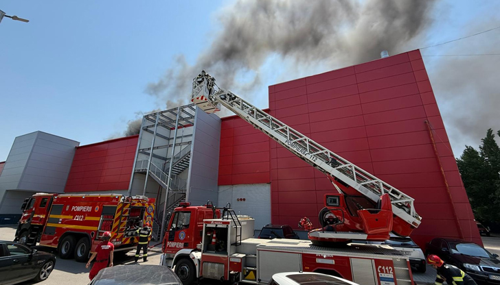 Евакуираха всички посетители от АФИ КотрочениМощен пожар обхвана терасовидния покрив