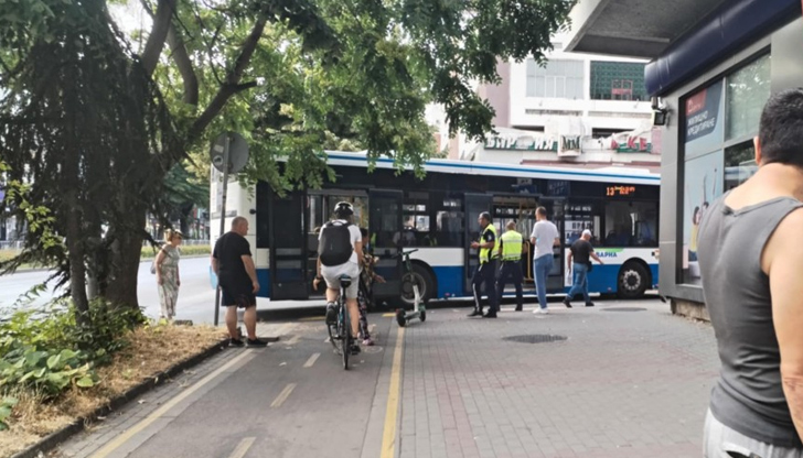 Инцидентът е станал при спирката на КатедралатаМъж с тротинетка се