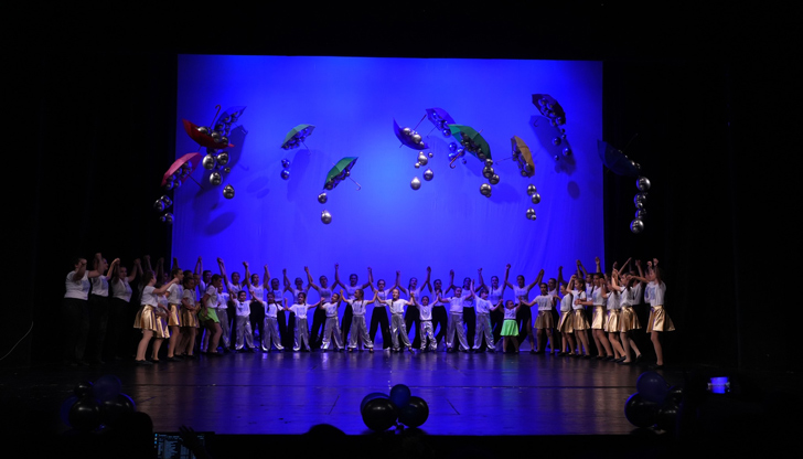Повече от 50 деца и младежи излязоха на сцената с
