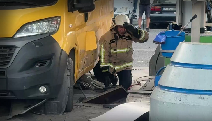 Инцидентът е станал при зареждане на метан, на място са