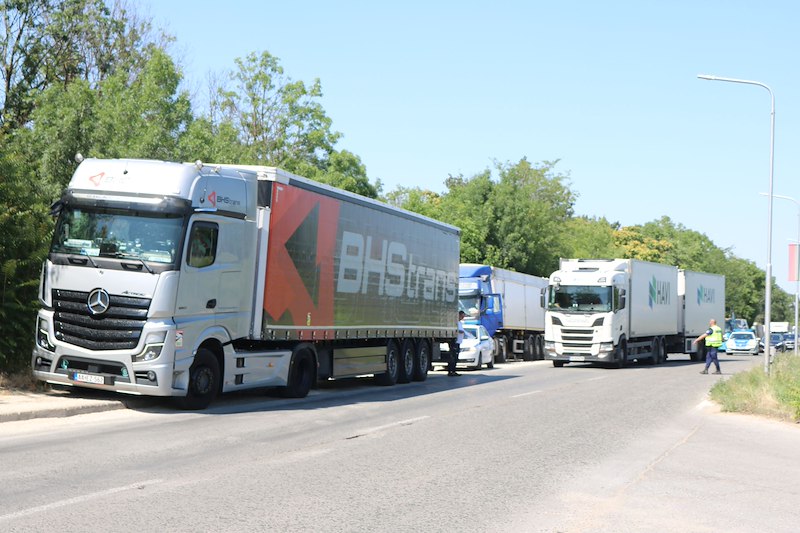 Мерките важат от събота до вторник между 13:00 и 21:00