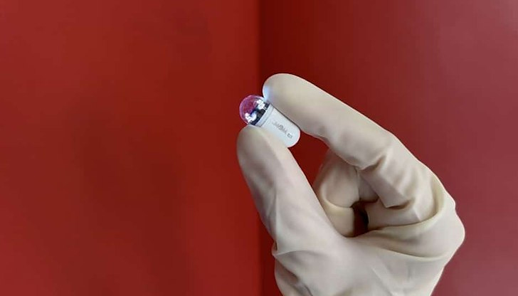 Пациентът просто поглъща една капсула с размери на таблетка, която