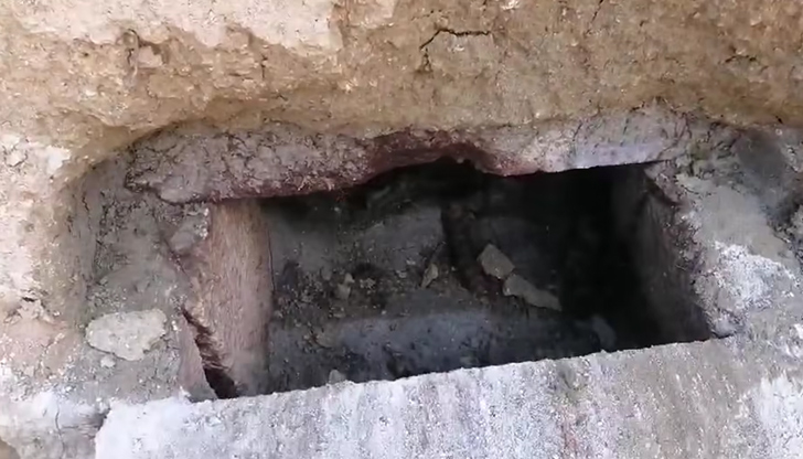 Находката е покрита с масивни каменни плочи и се намира