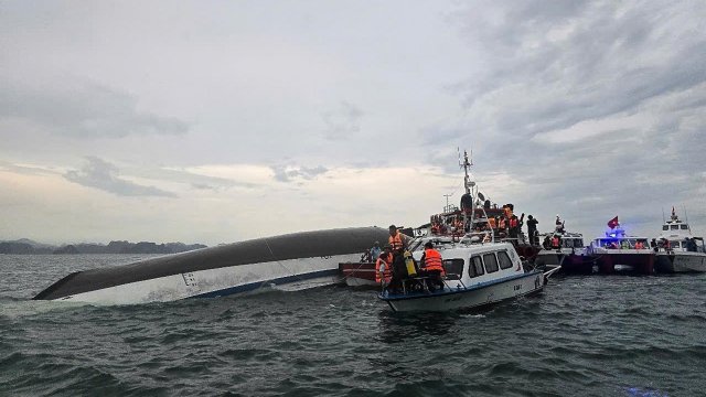 Корабчето с 53 души на борда се преобърнало по време