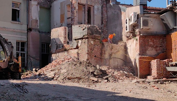 Продължава разчистването на основната сградаЗапочналият ремонт на бившия Дом на