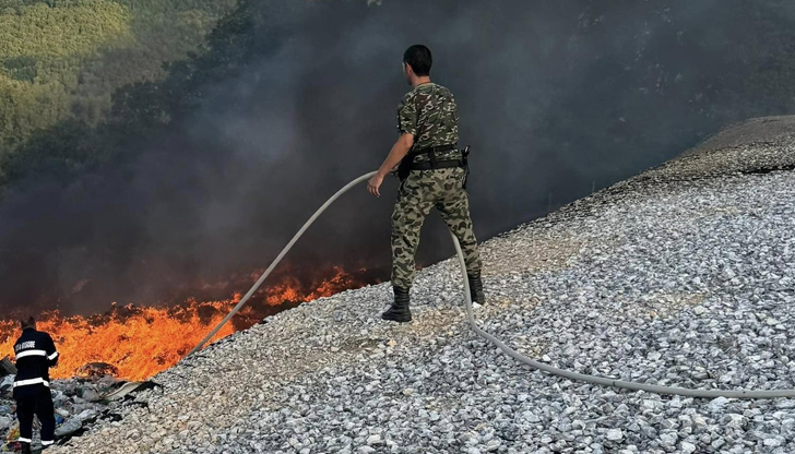 Огънят застрашава земеделски площиОгнената стихия край Малко Търново продължава да