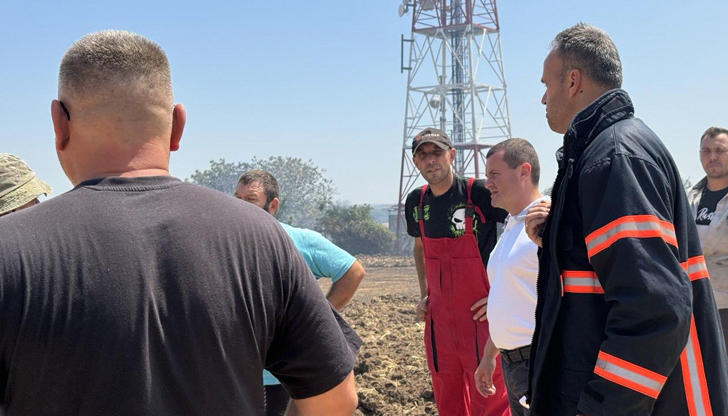 Мобилизирани са пожарни, полиция и доброволциОбширен пожар избухна край село