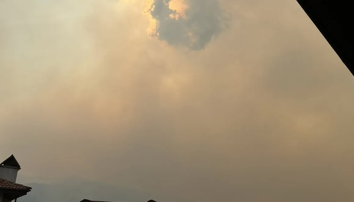 Огнената стихия обхвана райони около Симитли и ИлинденциГъст дим от