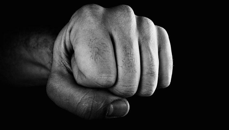 Мъж с джип счупи носа на друг шофьор след лек