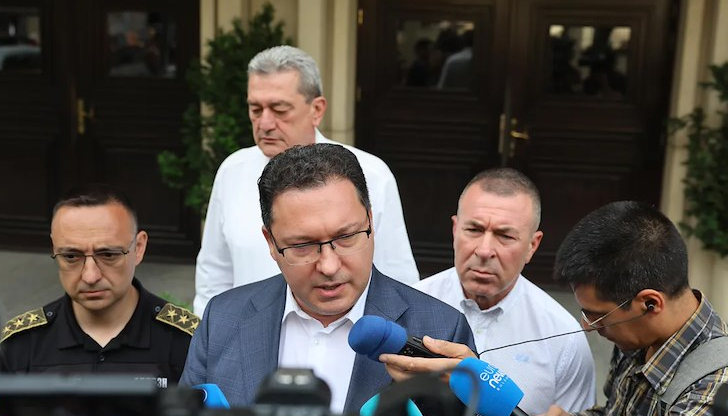 Министър Митов обяви че кризата се овладява, докато европейските партньори