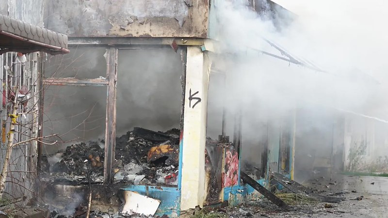 Огън пламна в Пътеките в квартал МладостНяколко сгради с магазинчета