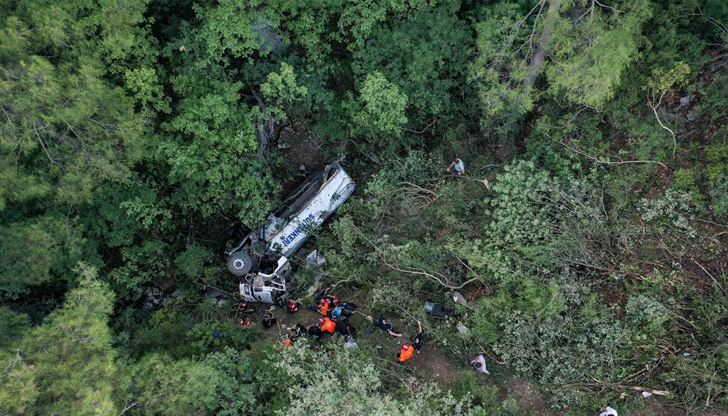 Цистерна се преобърна и затисна екип в горски район, евакуирани