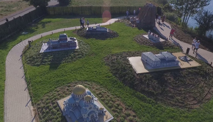 На 14 декара край езерото са разположени макети на 54