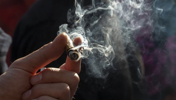 В мъжа са открити две ръчно свити цигари със специфичен