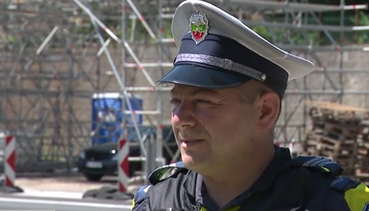 Инспекторите Цветелин Хубанов и Георги Жеков получават сигнал за закъсал