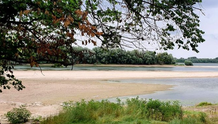 Ширината на фарватера край Белене е само 50 метра, което