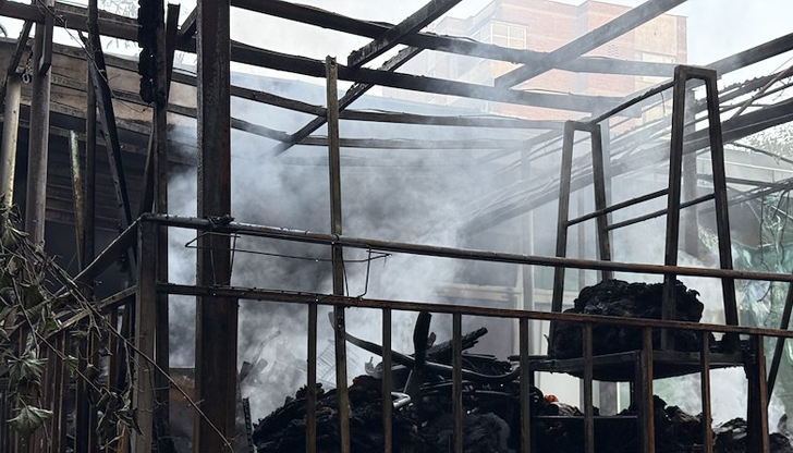 Огънят бушува над три часа в квартал ТриъгълникаГолям пожар е