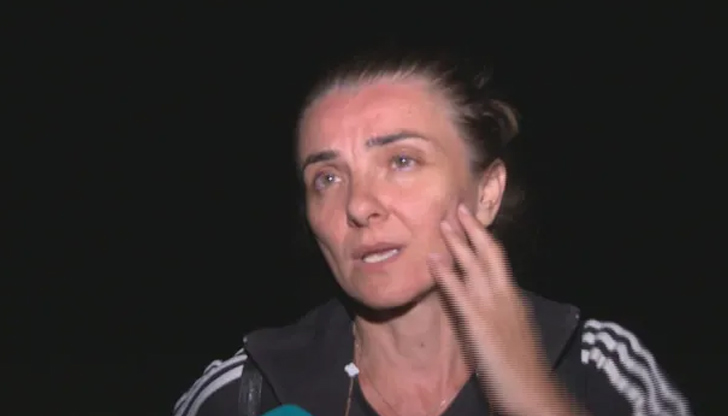 Пожарните екипи се редуват да зареждат вода и да гасят