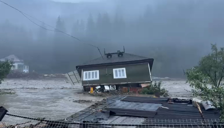 Близо 900 души са евакуирани от окръзите Сучава и Нямц,