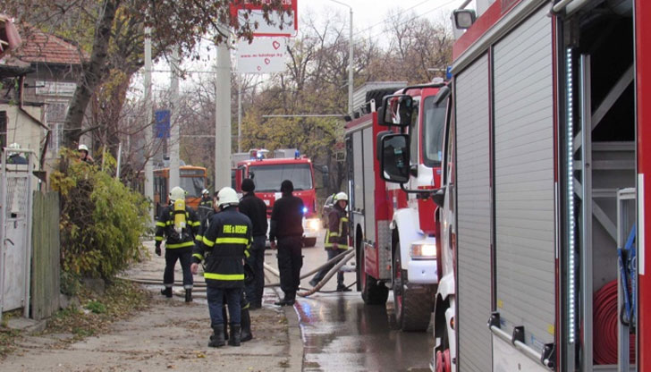 Пет постройки изгоряха след като извършителя е запалил одеало и