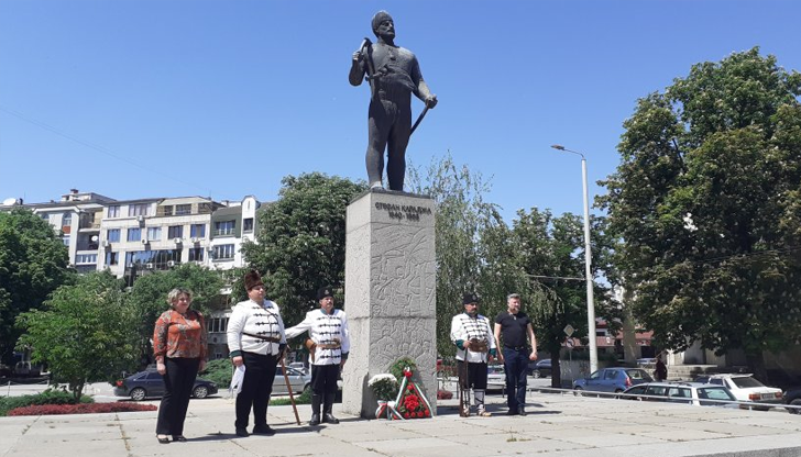 Граждани и институции ще се съберат пред паметника до Градските