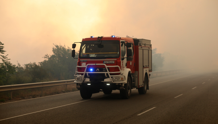 Засегнати са 10 къщи, 12 екипа на пожарната работят за