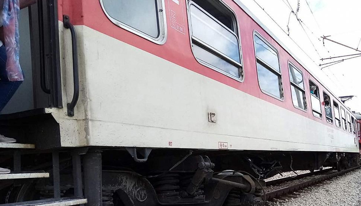 Влакът престоява в участъка Сопот – Христо Даново след инцидентаКаруцата,