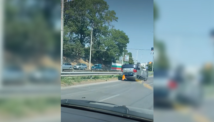 Инцидентът се случи малко след 09:30 часаЗрелищна катастрофа се случи