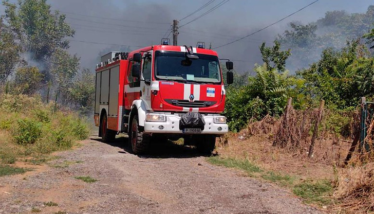 Гасенето на пожара се е забавило, защо се е наложило