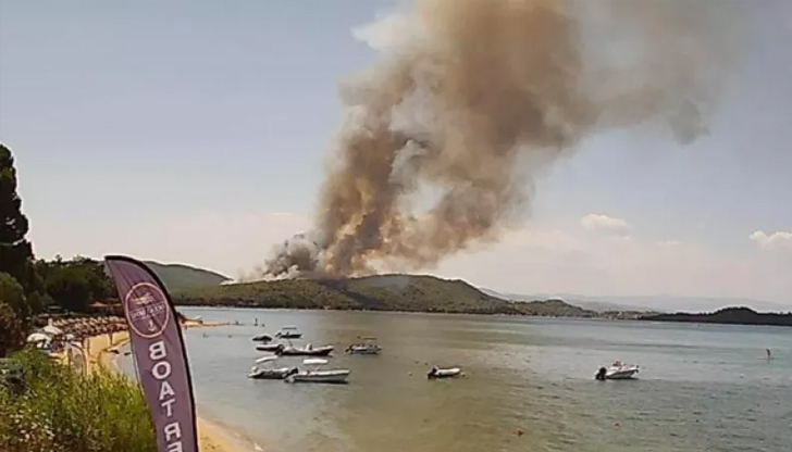 Стотици пожарникари и осем самолета се борят с огъня във